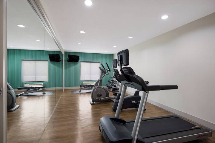 Holiday Inn Express and Suites Newton by IHG