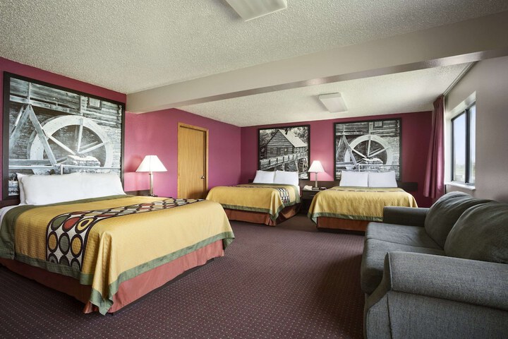 Room 10 of 14