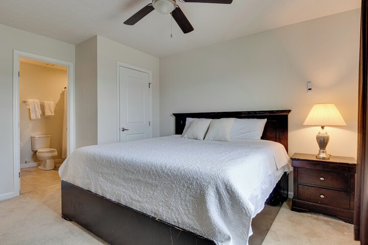 Spacious Home w / Fireplace - Near Golf!