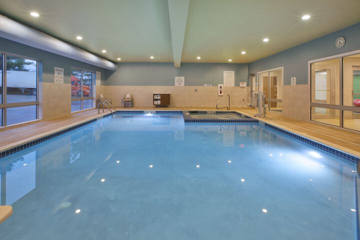 Holiday Inn Express & Suites Parkersburg East by IHG