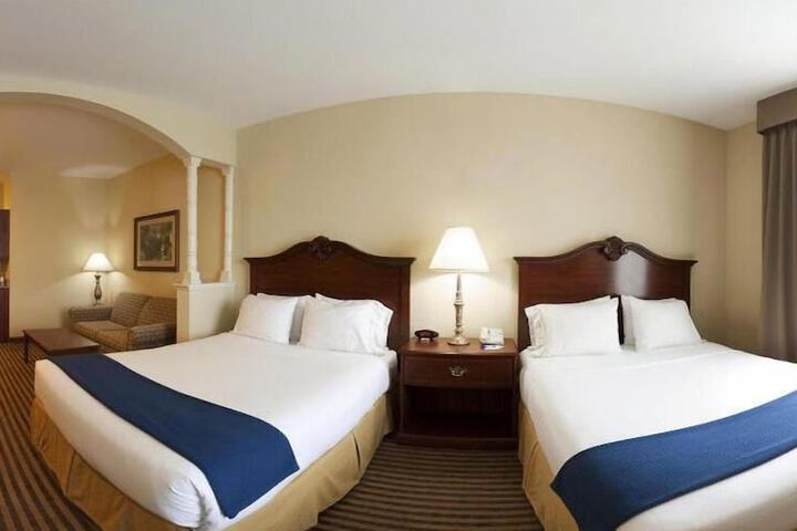 Holiday Inn Express & Suites Waxahachie by IHG