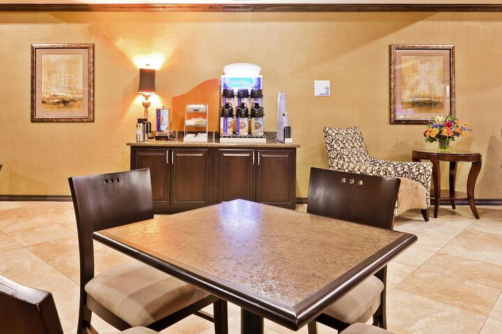 Holiday Inn Express Hotel & Suites Clovis by IHG