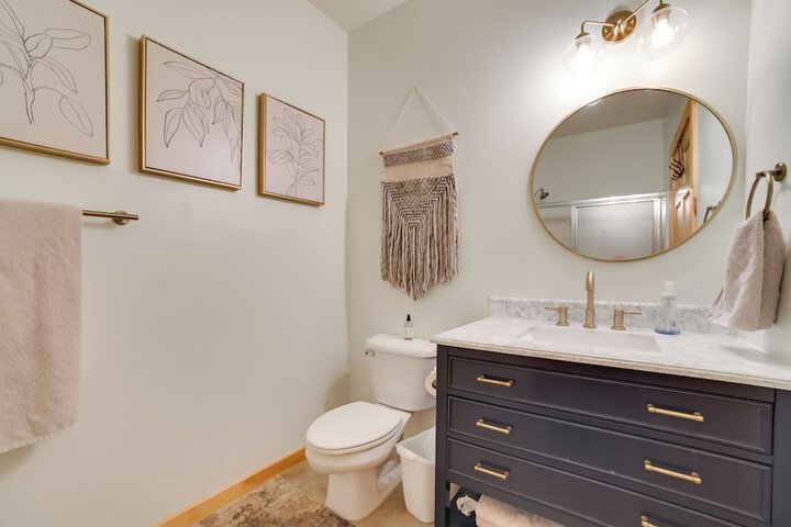 Modern Bellaire Condo: Pool Access Near Skiing!