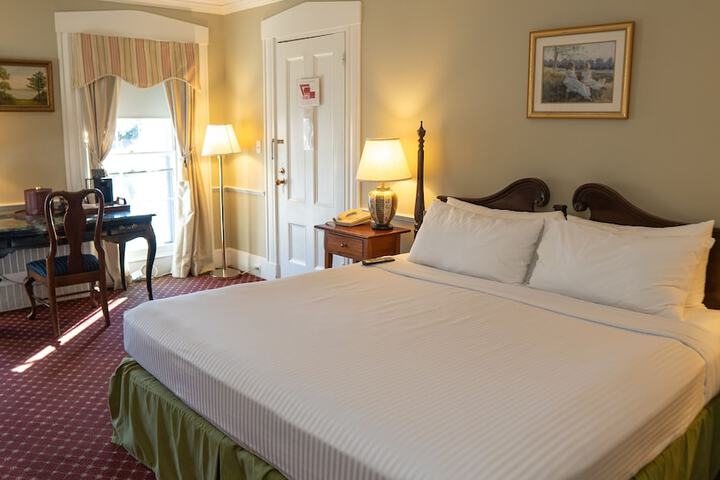 Room 11 of 28