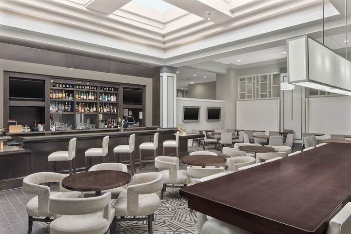 Lounge 56 of 61