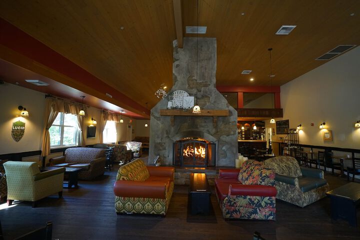 Lounge 25 of 32