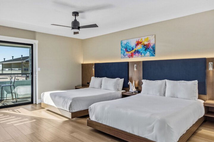 456 Embarcadero Inn & Suites