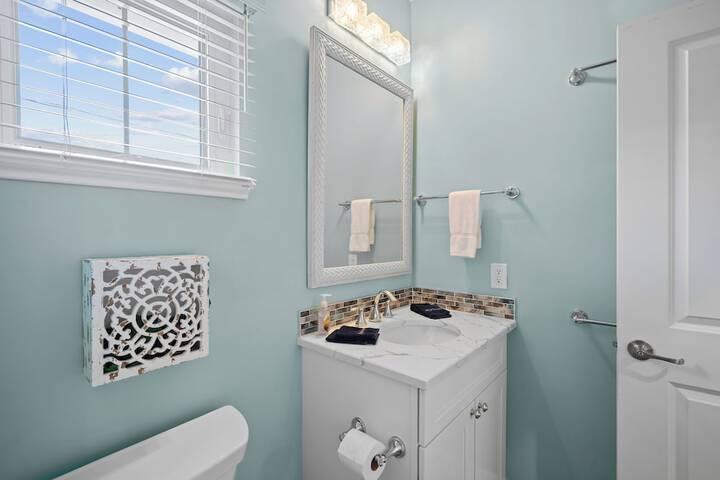 Sardinia Vacation Rental: Delightful Coastal Home near Vanderbilt Beach. Relax in a Private Pool and Spacious 4-BR Retreat with Modern Amenities. Ideal for Families. Minutes from Mercato and Local Attractions