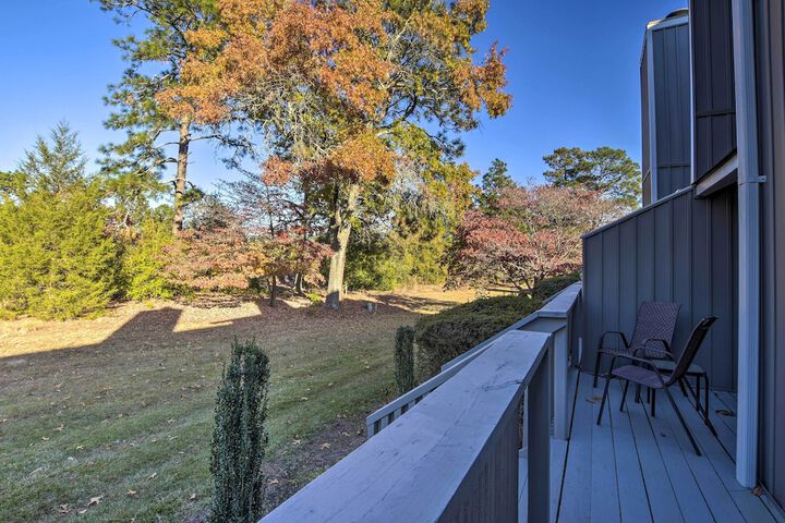 Modern Townhome w / Deck & Golf Course Views!