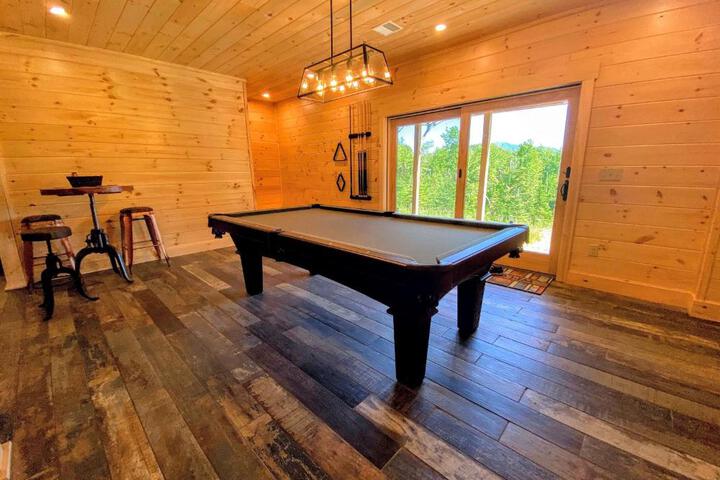 UV Log home with direct Cannon Mountain views Minutes to attractions Fireplace Pool Table AC