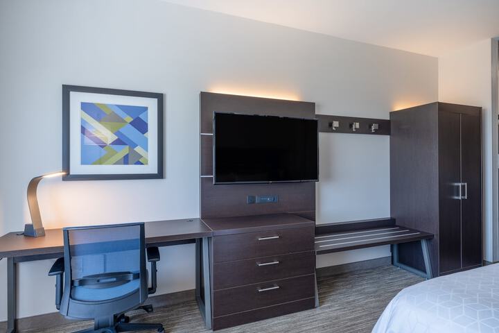Holiday Inn Express & Suites Watertown by IHG