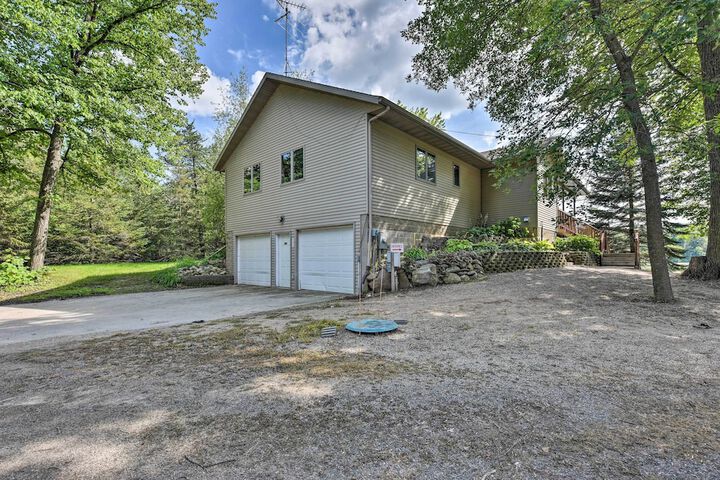 Private Lakefront Cabin w / Hot Tub Deck & Views