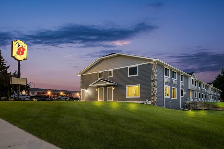 Super 8 by Wyndham Alexandria MN