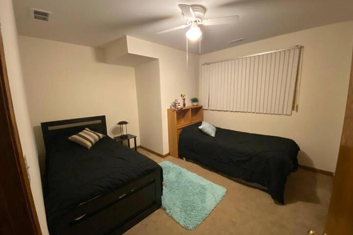 3BR-2BA Deluxe Apartment with Fireplace and Balcony