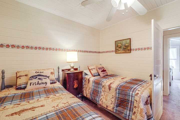 Rustic Linville Falls Cottage w / Fire Pit!