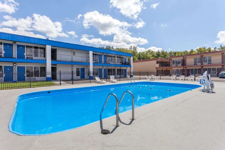 Days Inn by Wyndham Seymour