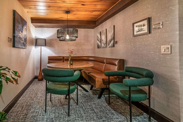 Lounge 107 of 125