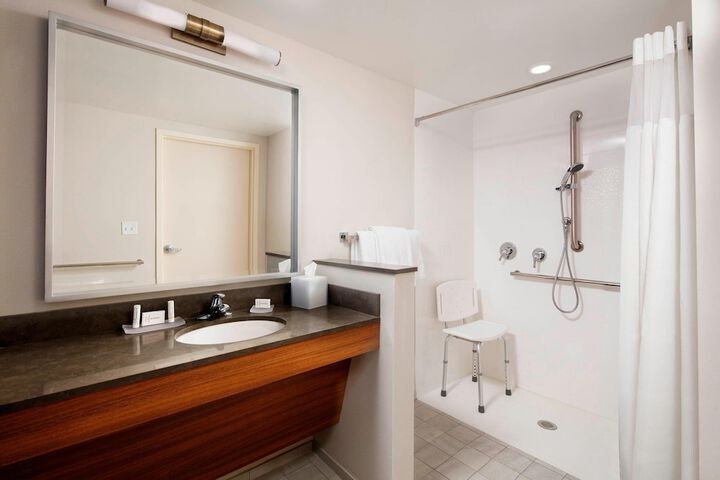 Room 10 of 32