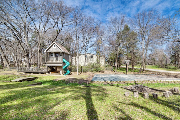 Pickleball / sport Court: Spacious Kemp Home!
