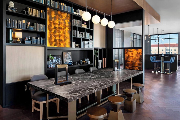 The Oaklander Hotel Autograph Collection