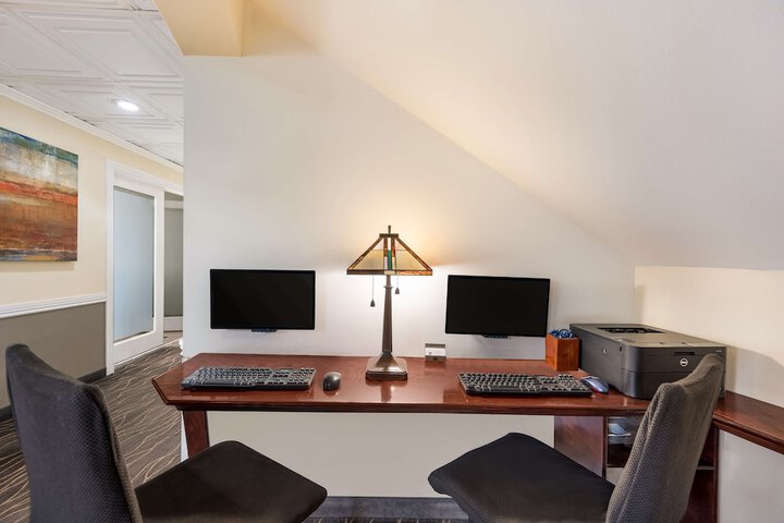 Business Center 29 of 29