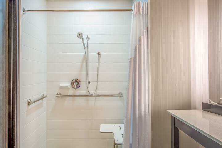Holiday Inn Express & Suites Shawnee-Kansas City West by IHG