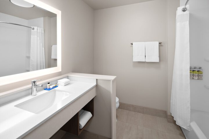 Holiday Inn Express & Suites Elkhorn - Lake Geneva Area by IHG