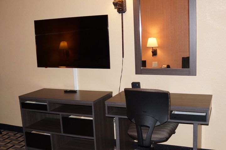 Super 8 by Wyndham Farmers Branch / North Dallas