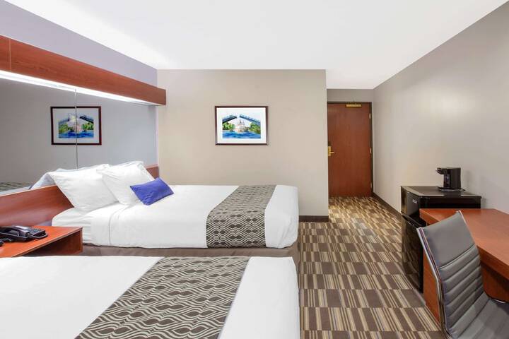 Room 10 of 16
