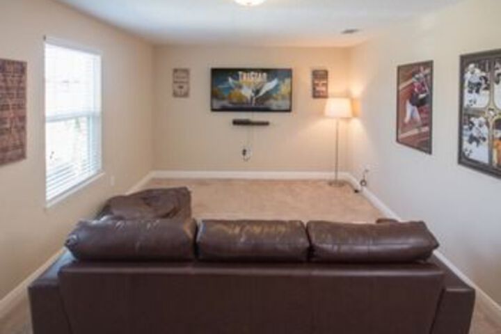 Oakview 4213 6 Br Villa by RedAwning