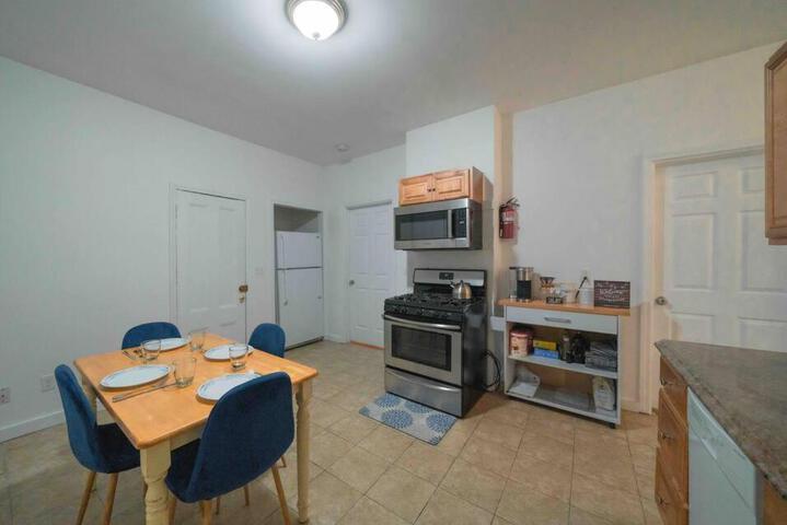 Cozy 2BR-Walk to Tufts & Green Line Near Boston!