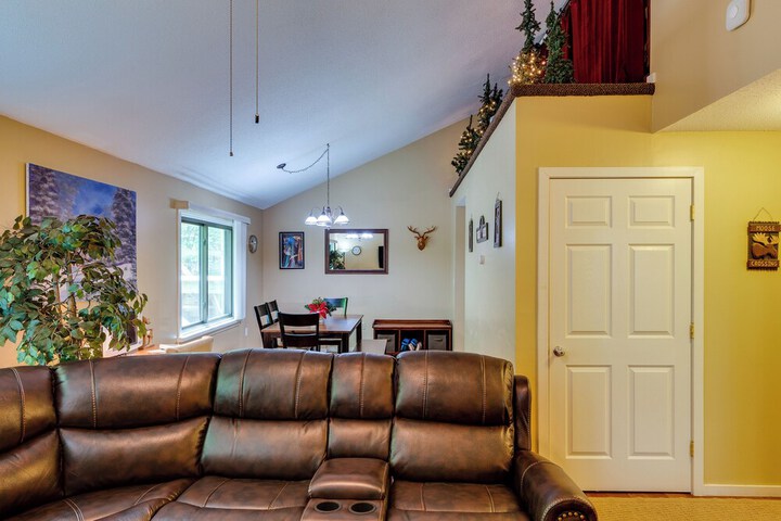 Bartlett Townhome w / Balcony: 1 Mi to Ski Resort!
