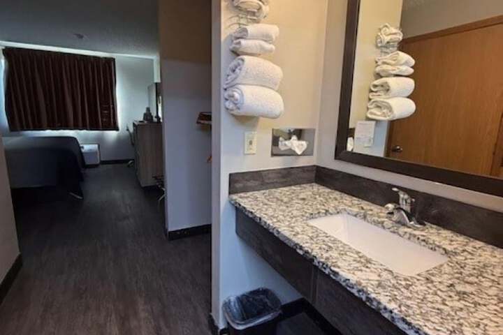 Super 8 by Wyndham Smithville / Kansas City
