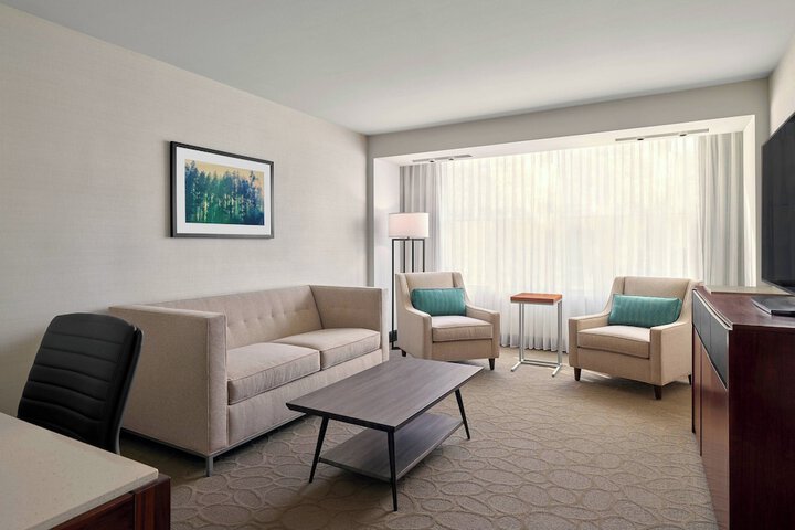 Delta Hotels by Marriott Milwaukee Northwest