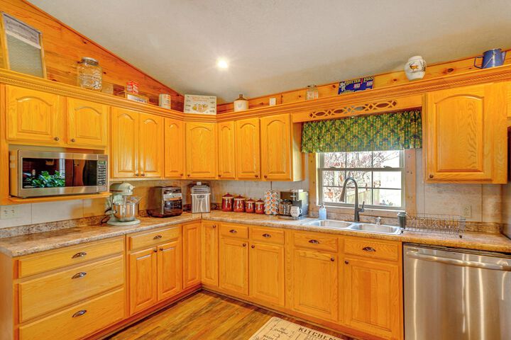 Spacious Ozarks Family Home - Private Pool & Grill