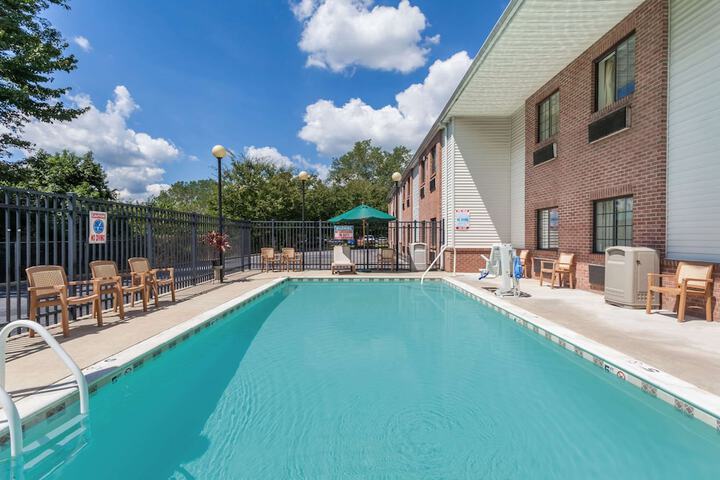 Days Inn & Suites by Wyndham Cambridge