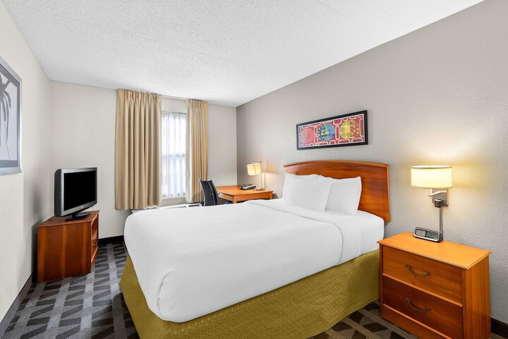 MainStay Suites Middleburg Heights Cleveland Airport