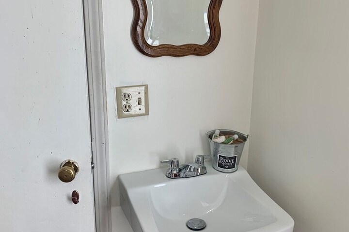 Room 10 of 25