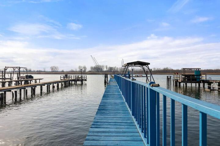 Lakeside Bliss 2BR 1BA with All Modern Comforts