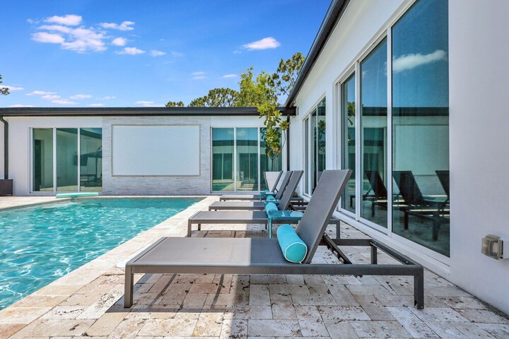 6BR Sleeps 15 Pool BBQ Firepit Games Stables More!