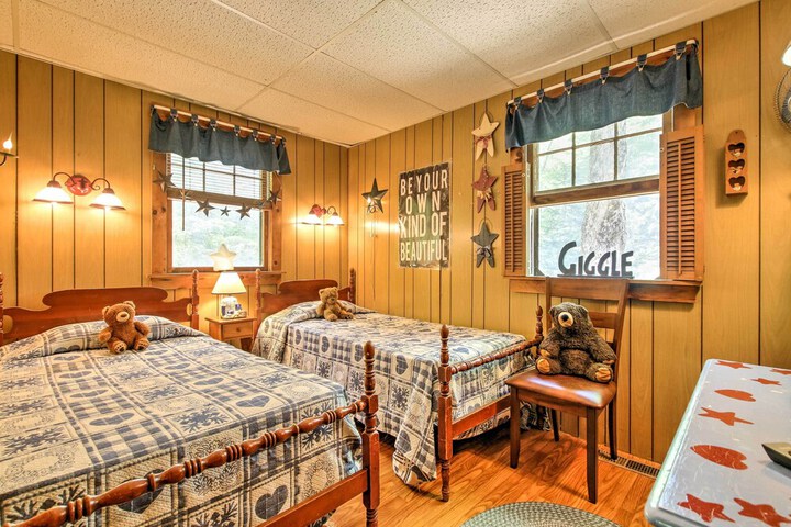 Pet-friendly Cabin w / Fire Pit BBQ & Great Deck!