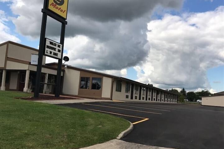 Super 9 Motel