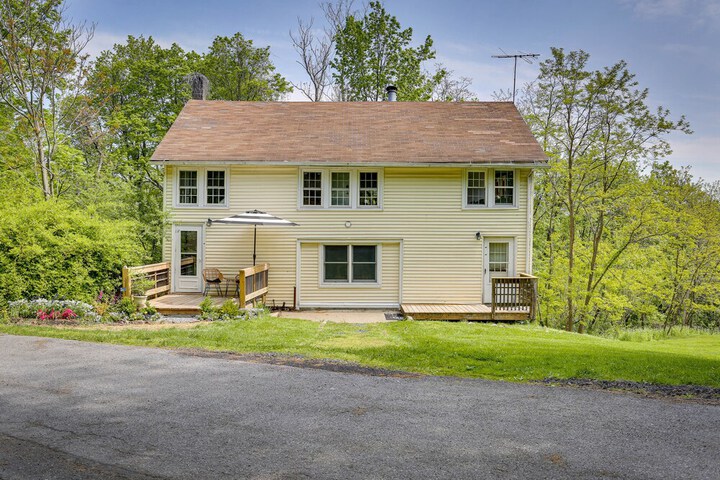 Quaint Goshen Apartment w / Patio!