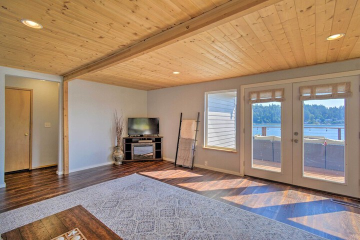 Waterfront Gig Harbor Home w / Furnished Deck