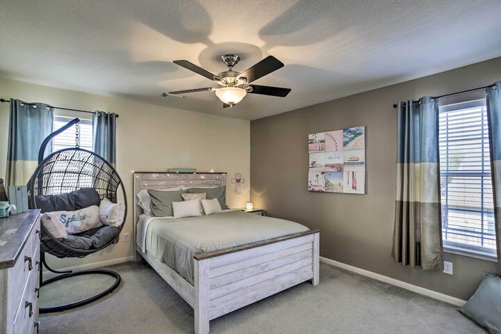 Luxe Home 30 Miles to Houston w / Pool & Grill