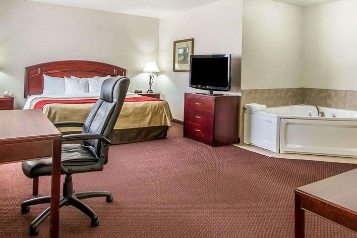 Quality Inn & Suites Fort Madison near Hwy 61