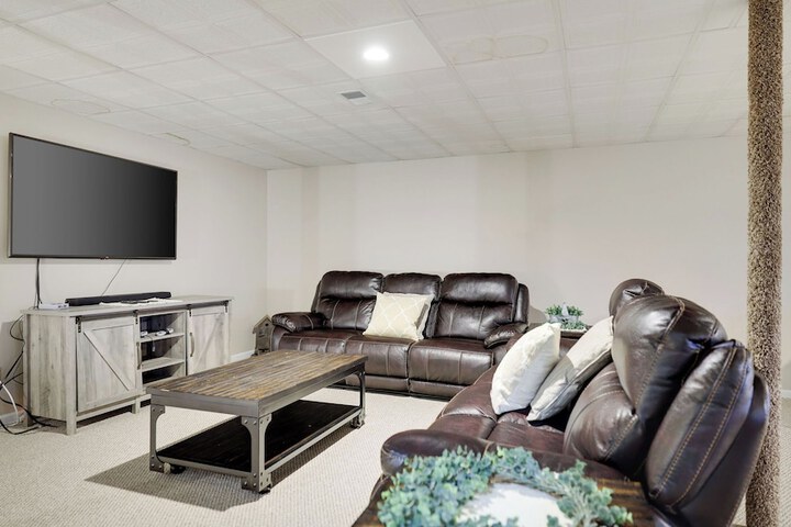 The Nest at Pinecrest by Avantstay Spacious Deck Game Room, Fire Pit