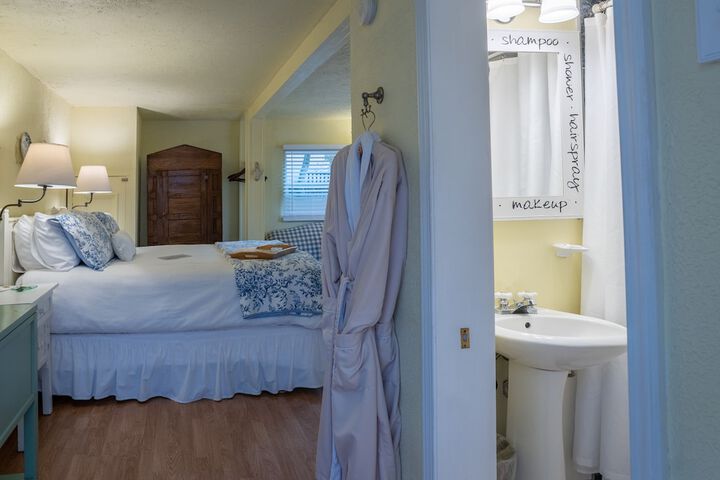 Room 29 of 242