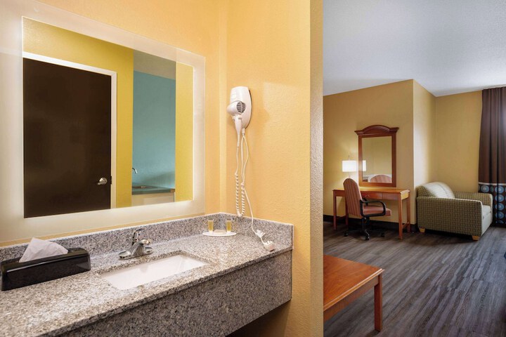 Super 8 by Wyndham Salisbury