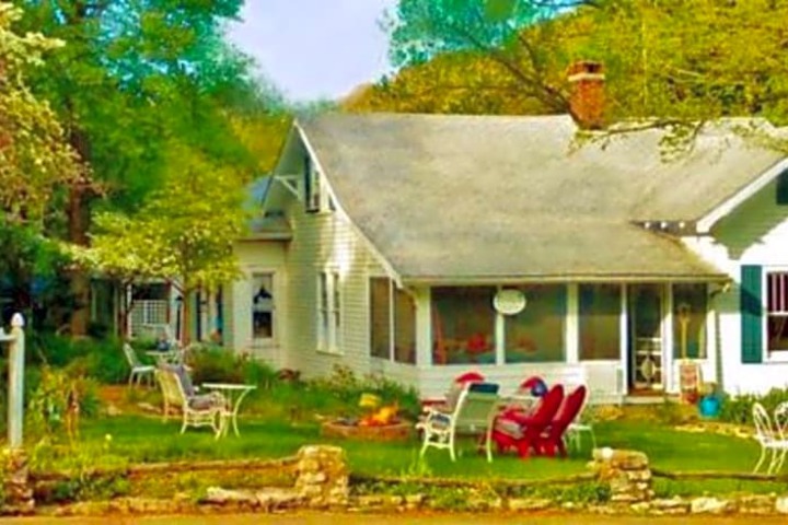 Maple Leaf Cottage Inn